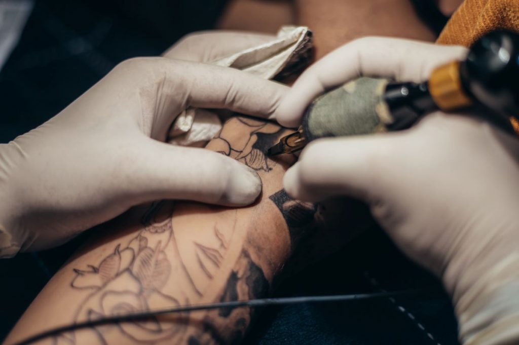 Tattoo-Kultur: Von Körperkunst, Identität und Tabubruch