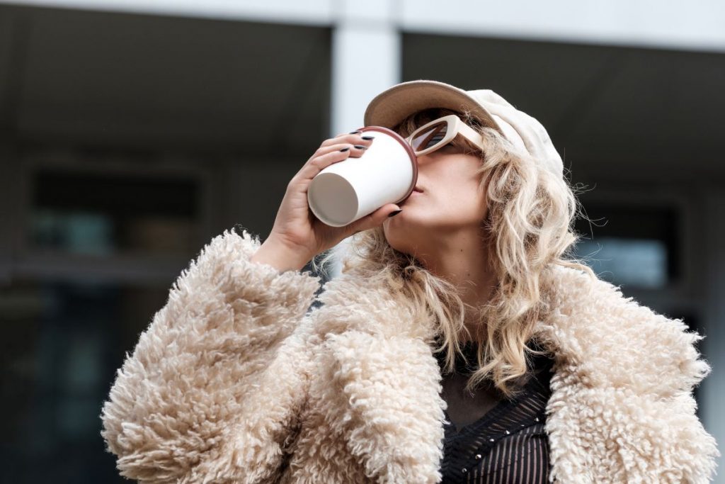 Koffein und Kick: Trendige Kaffee-Sorten und Punk-Attitüde im Coffeeshop